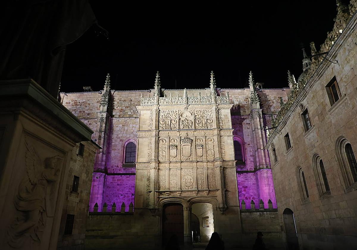 Iluminación de la Universidad por el Día Internacional de la Mujer.