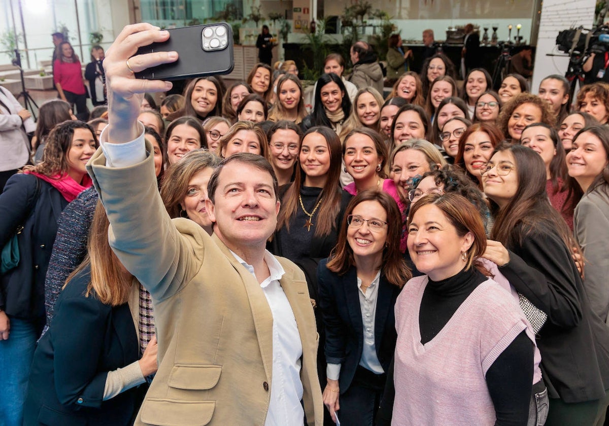 Mañueco se hace un selfi con las asistentes al acto del Día de la Mujer.