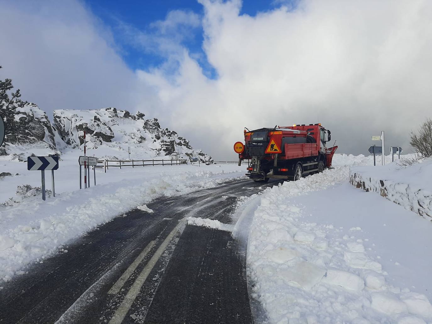 Así trabajan las quitanieves para limpiar la carretera que sube a la Peña de Francia