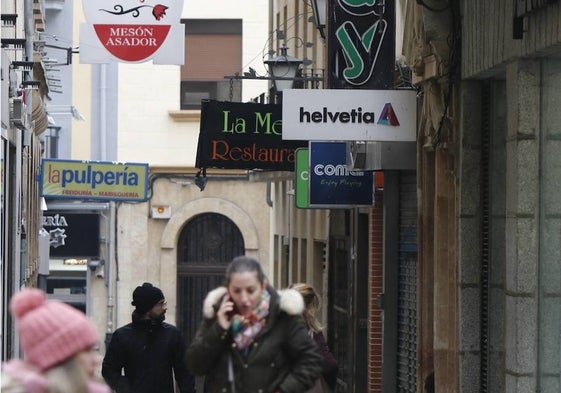 Carteles en una calle del centro de la ciudad.