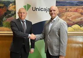 El director de Comunicación de Imagen de Unicaja, Fernando Ríos, y el director regional de la Fundación Adecco en Andalucía Oriental, Miguel Ángel de Pedro