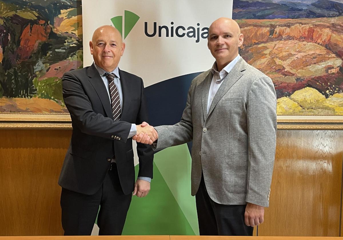 El director de Comunicación de Imagen de Unicaja, Fernando Ríos, y el director regional de la Fundación Adecco en Andalucía Oriental, Miguel Ángel de Pedro