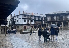 El turismo no cesa en La Alberca a pesar del temporal.