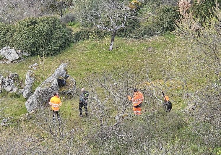 Imagen principal - Cuerpos de seguridad buscan al desaparecido en Villarino