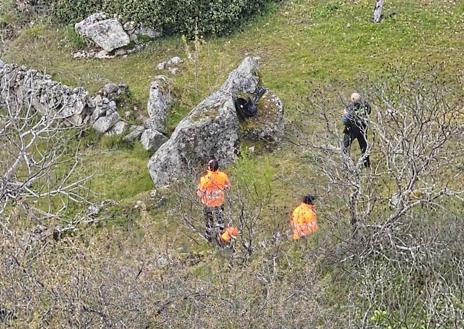 Imagen secundaria 1 - Cuerpos de seguridad buscan al desaparecido en Villarino