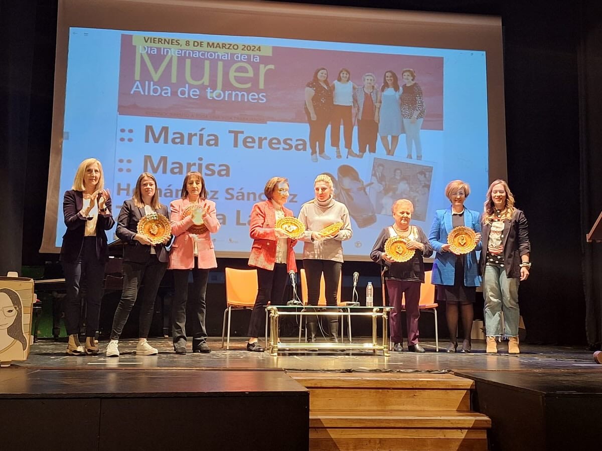 Alba homenajea a cuatro féminas por su trayectoria laboral