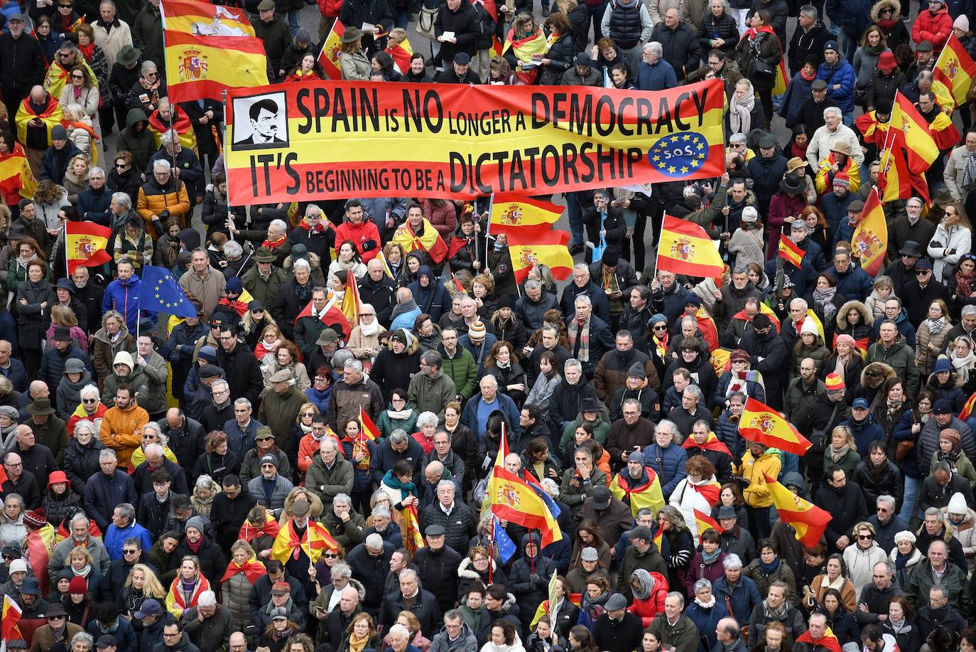 Miles de personas colapsan Cibeles para pedir la dimisión de Pedro Sánchez