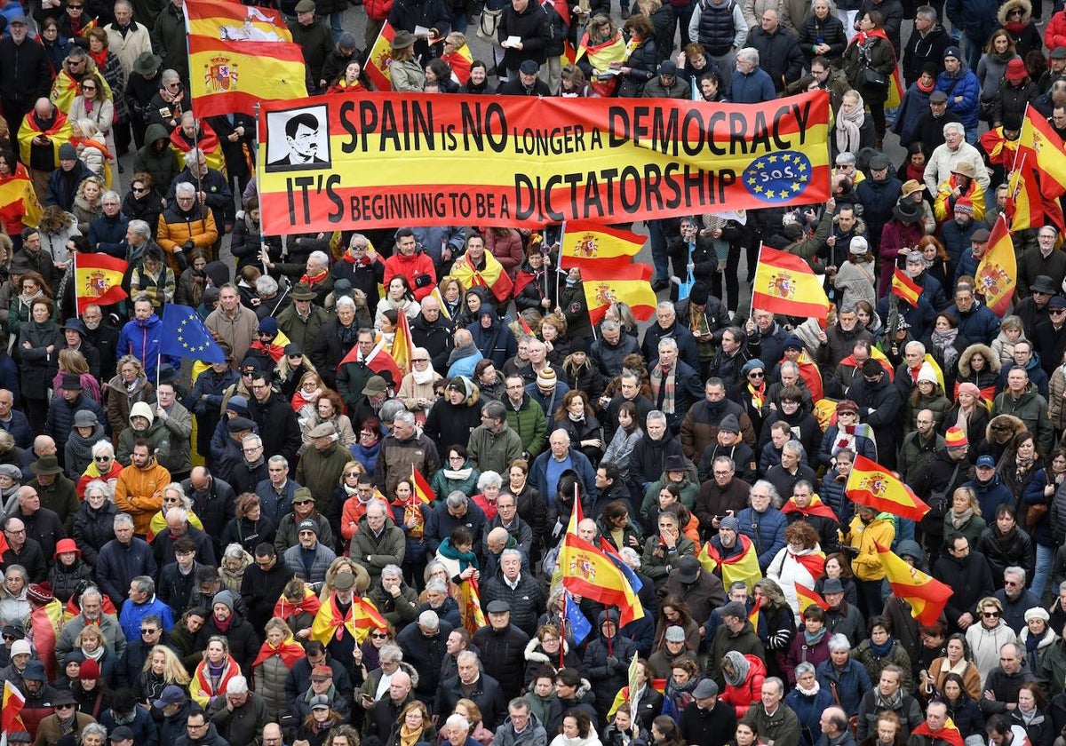 Miles de personas colapsan Cibeles para pedir la dimisión de Pedro Sánchez