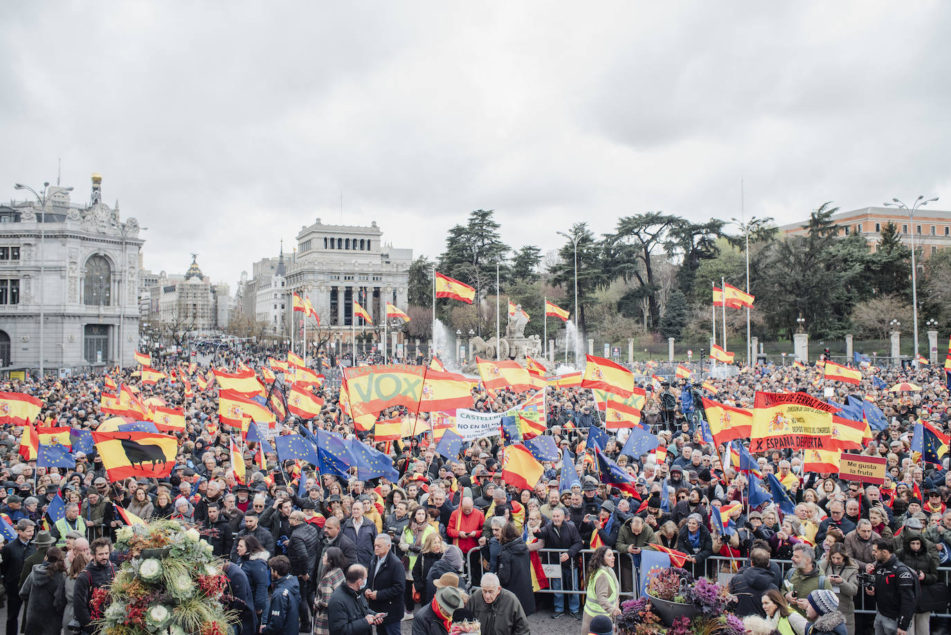 Miles de personas colapsan Cibeles para pedir la dimisión de Pedro Sánchez