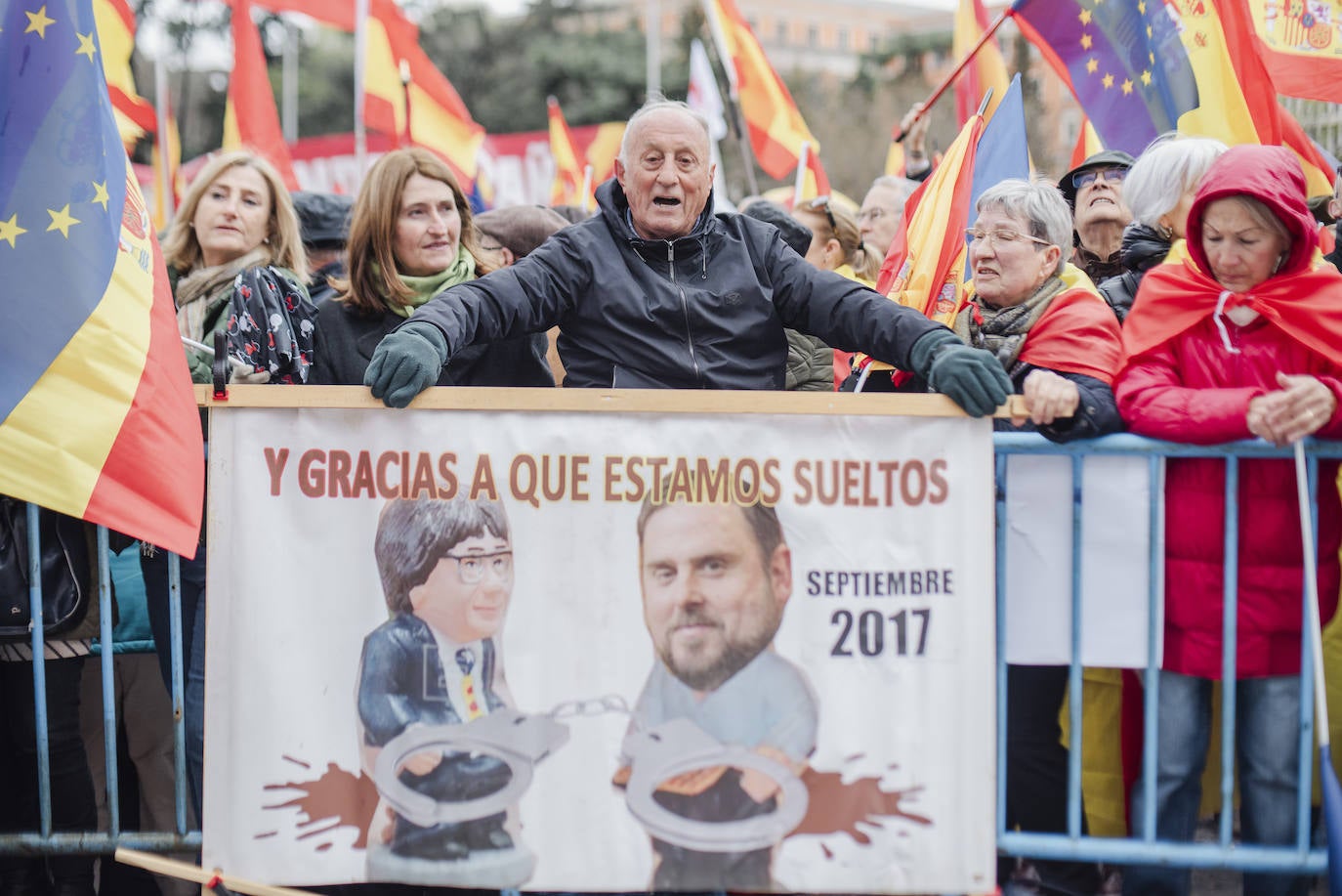 Miles de personas colapsan Cibeles para pedir la dimisión de Pedro Sánchez