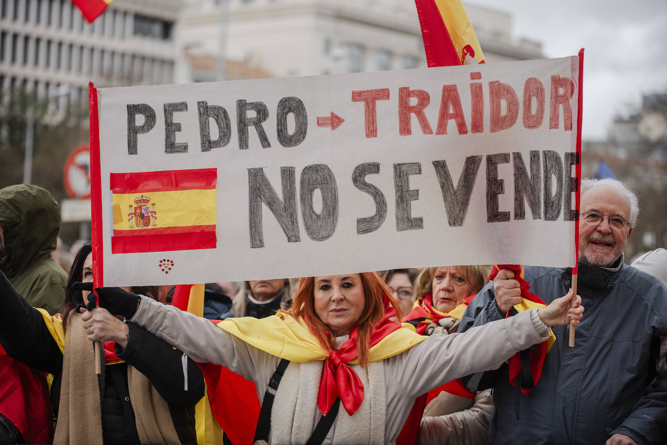 Miles de personas colapsan Cibeles para pedir la dimisión de Pedro Sánchez