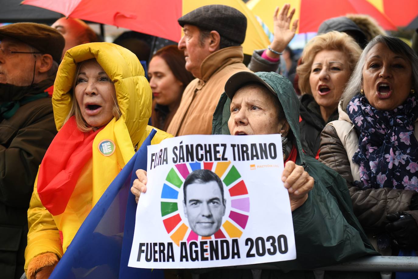 Miles de personas colapsan Cibeles para pedir la dimisión de Pedro Sánchez