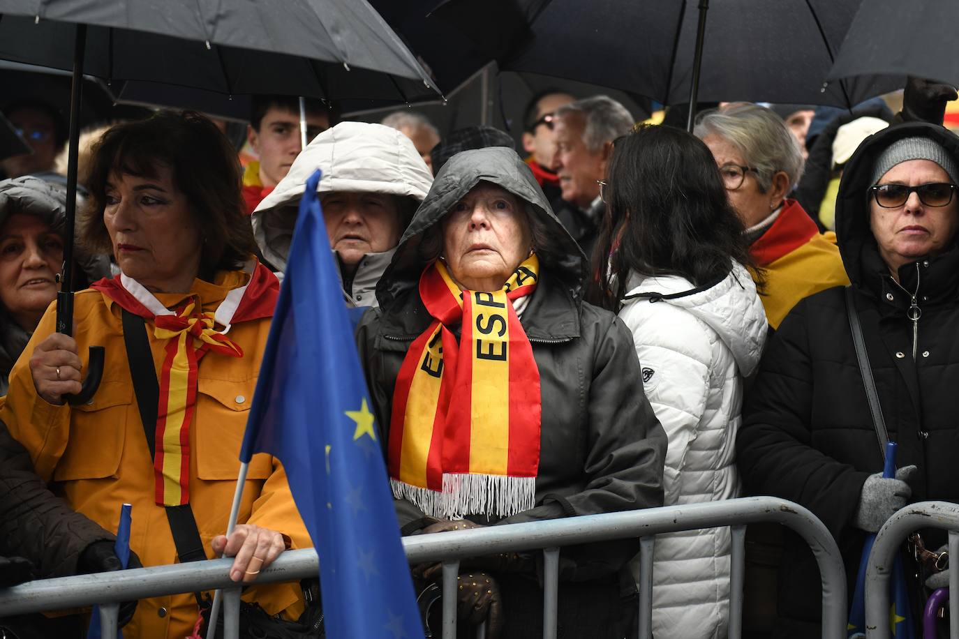 Miles de personas colapsan Cibeles para pedir la dimisión de Pedro Sánchez