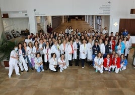 Una representación del personal femenino del Hospital de Salamanca -en total son miles- posa en el hall del nuevo edificio.