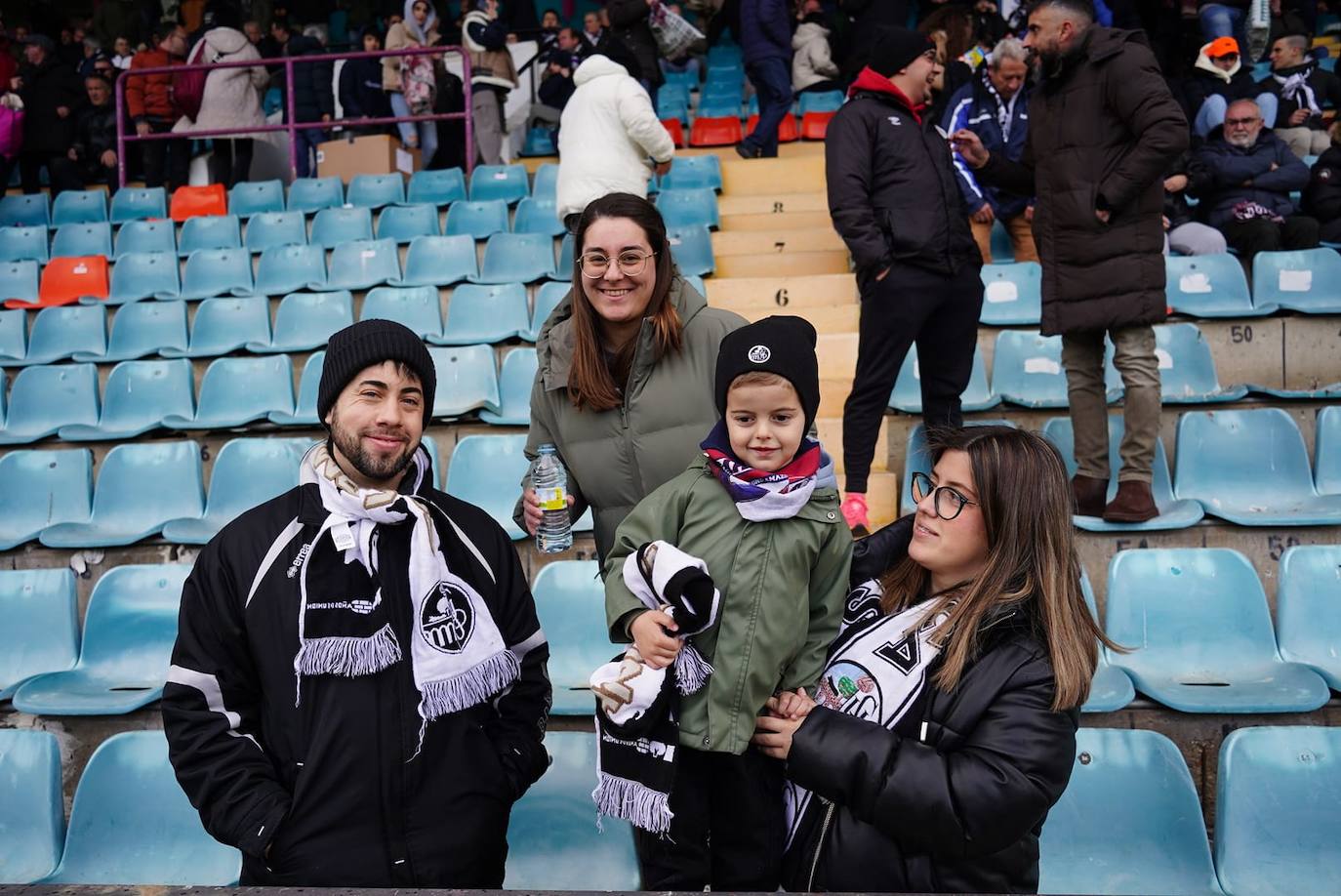 Búscate en la grada del Helmántico en el partido contra el Villaralbo