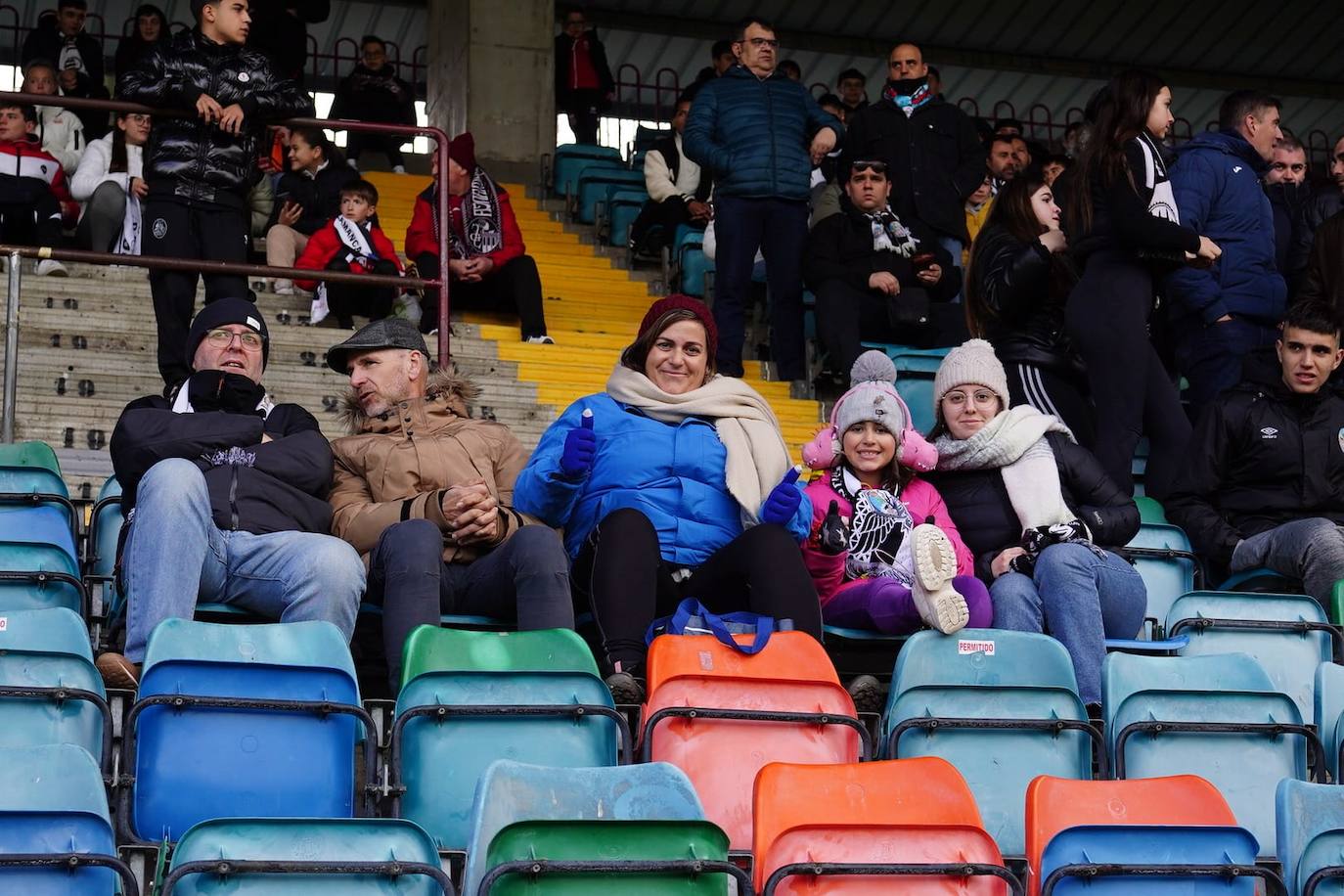 Búscate en la grada del Helmántico en el partido contra el Villaralbo