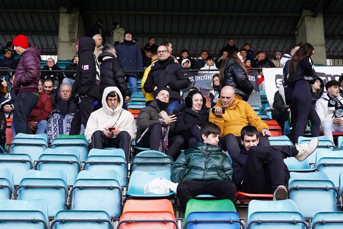 Búscate en la grada del Helmántico en el partido contra el Villaralbo