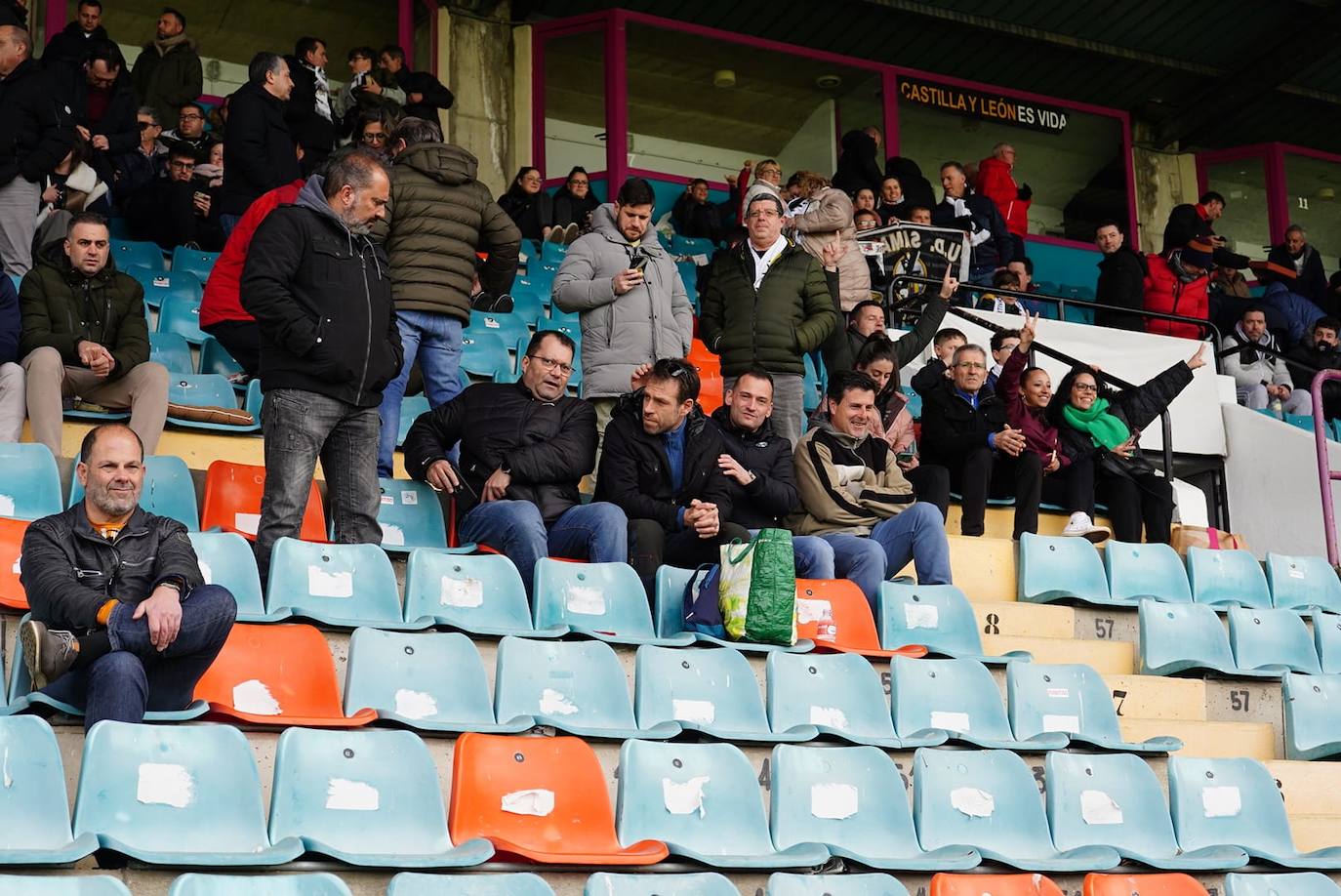 Búscate en la grada del Helmántico en el partido contra el Villaralbo