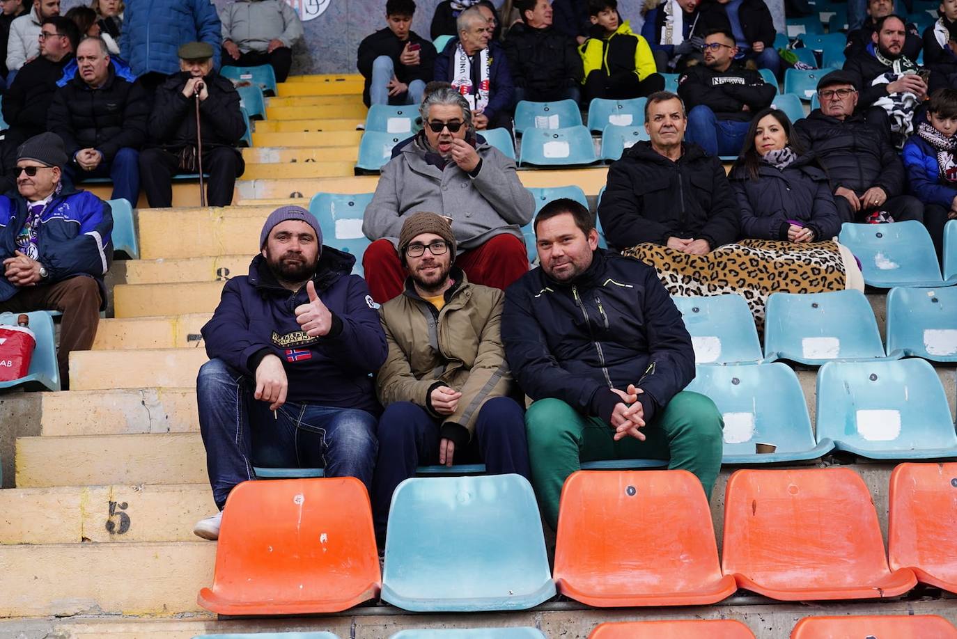 Búscate en la grada del Helmántico en el partido contra el Villaralbo