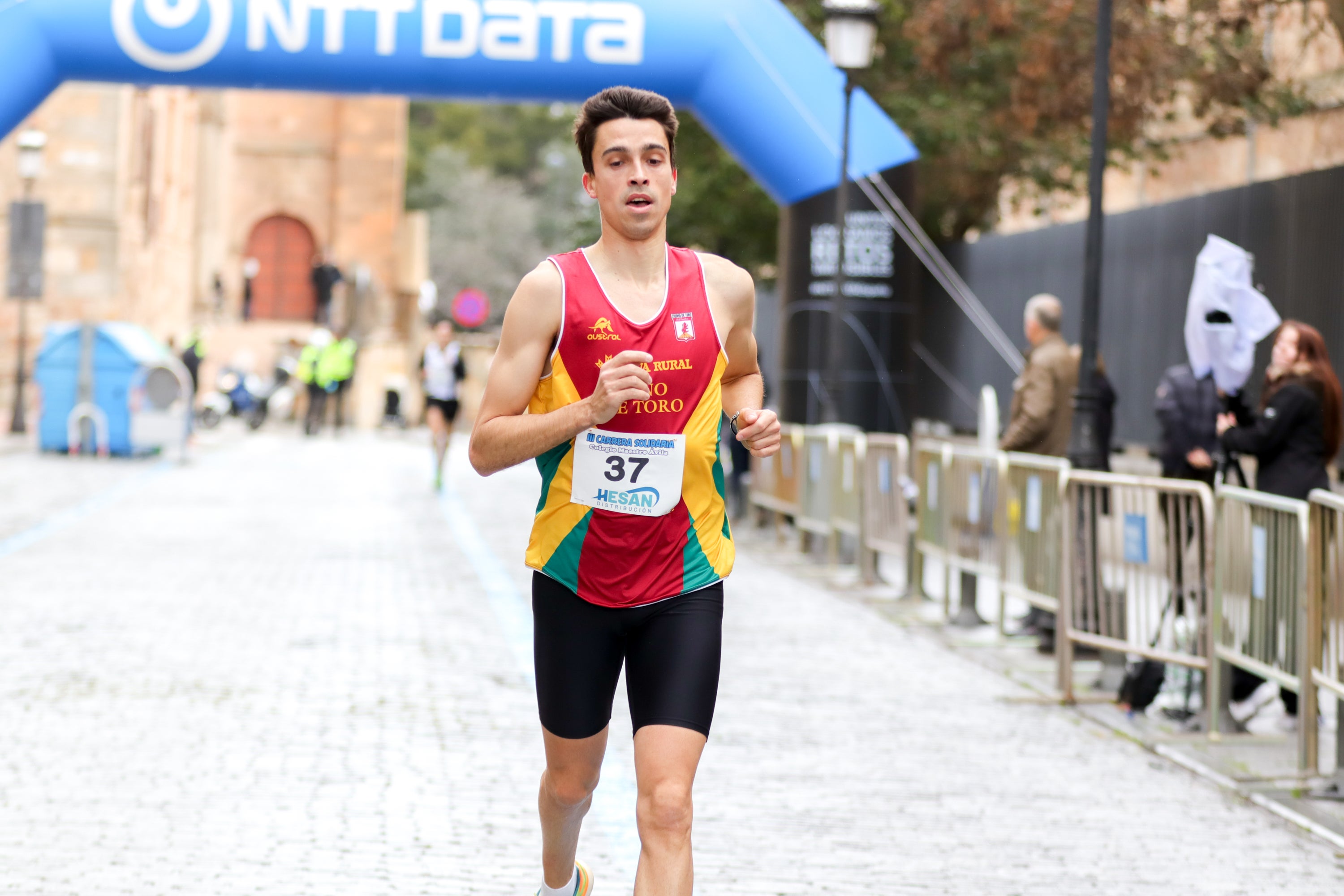 Yanis Sánchez y Lucía Corral vencen en la III Carrera Solidaria del Maestro Ávila