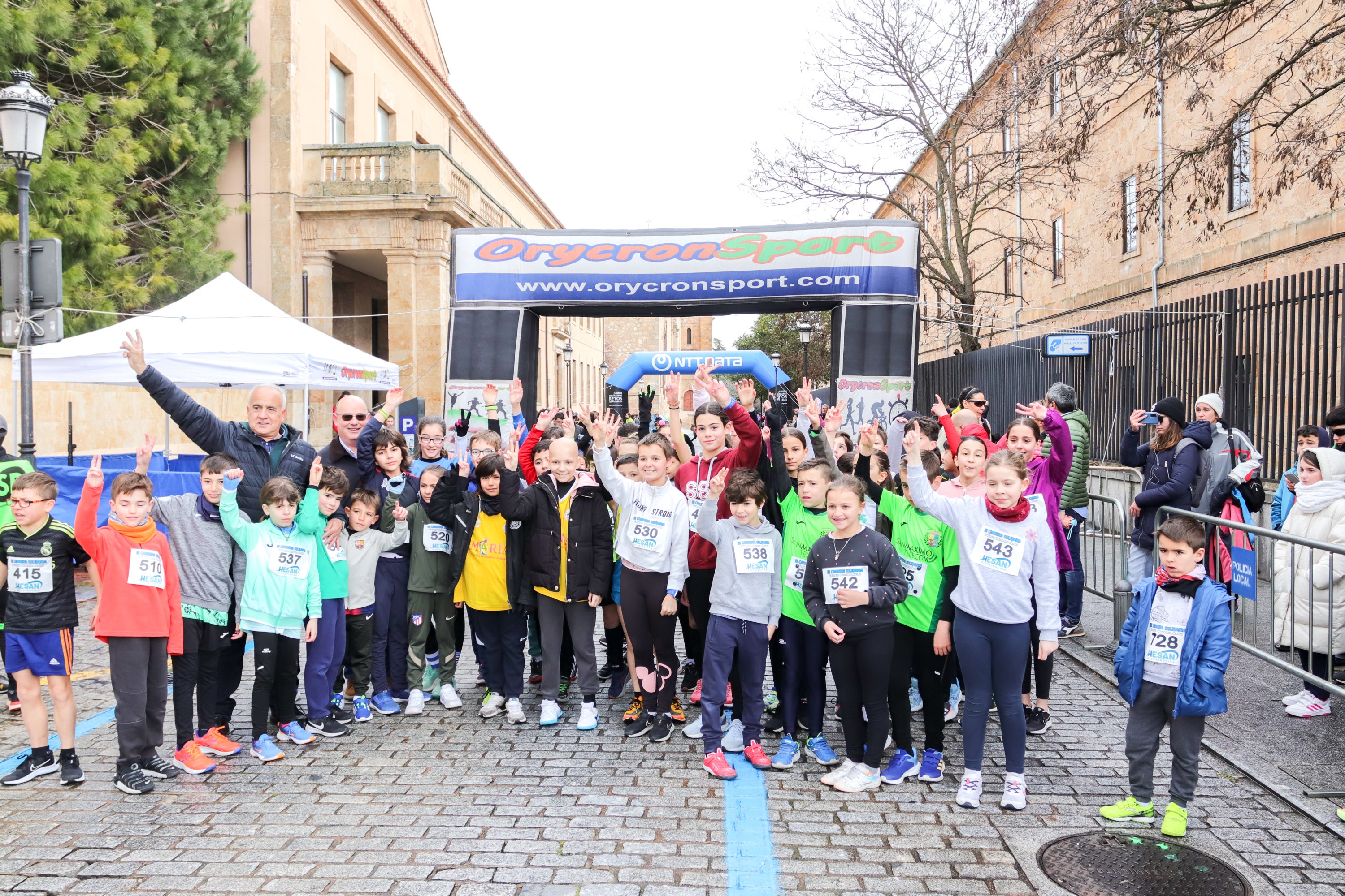 Yanis Sánchez y Lucía Corral vencen en la III Carrera Solidaria del Maestro Ávila