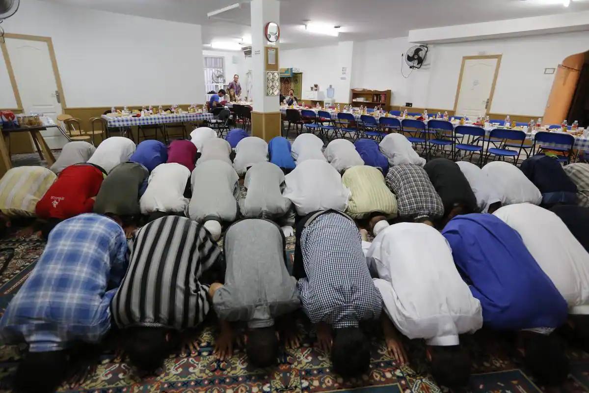 Musulmanes rezando en la mezquita de Salamanca