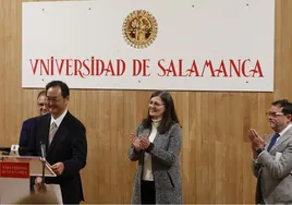 Nakamae Takahiro, la rectora sustituta María José Rodríguez Conde y José Abel Flores.