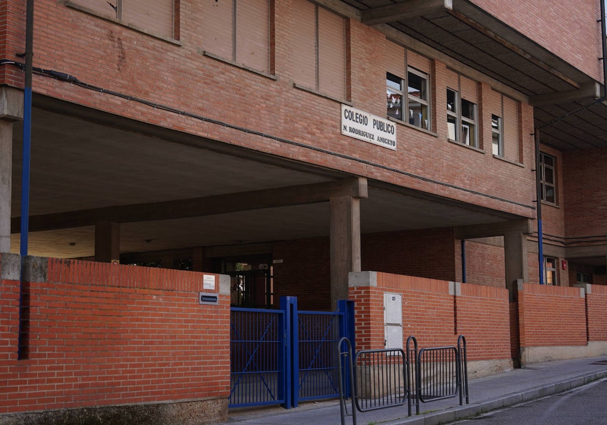 Entrada al colegio Nicolás Rodríguez Aniceto, en Pizarrales.