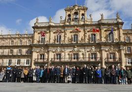 Emotivo minuto de silencio en la Plaza Mayor en recuerdo a las víctimas del 11-M