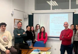 Los microbiólogos de la Universidad de Salamanca, junto a alumnos de FP