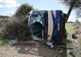 Una imagen del autobús del Imserso volcado.