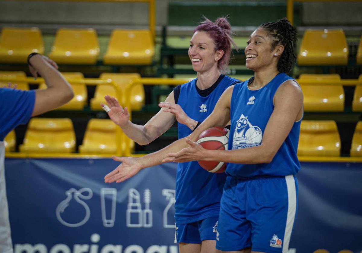 Laura Gil y Alexis Prince, sonrientes en un entrenamiento.