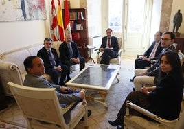 Reunión de la Junta de Semana Santa junto al alcalde y los concejales.