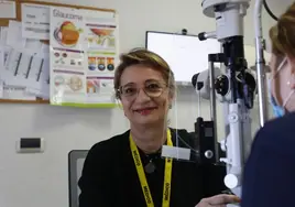 La doctora Isabel Jiménez Franco, especialista en glaucoma, en el Hospital.