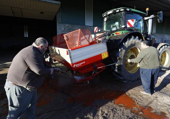 Eduardo (en la imagen) y su hermano Herminio Velasco irán en tractor a Valladolid.