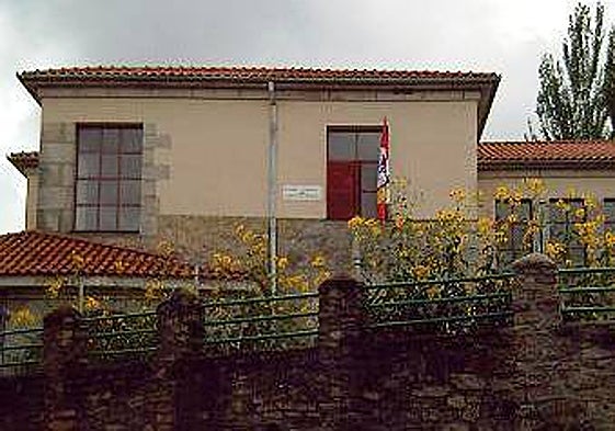 Fachada exterior del colegio en La Alberca