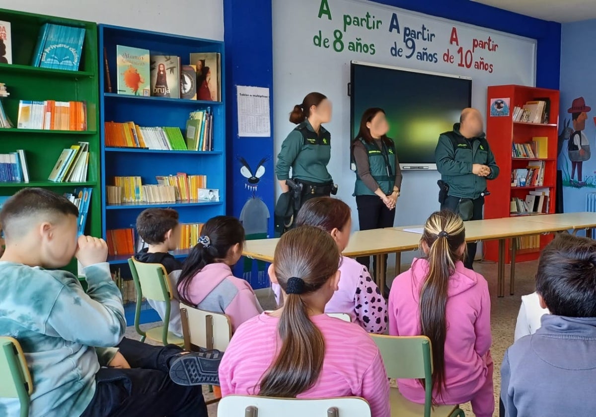 Los agentes de la Benemérita en el CEIP Alfonso X El Sabio.