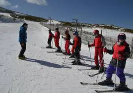 Niños salmantinos esquiando en La Covatilla.