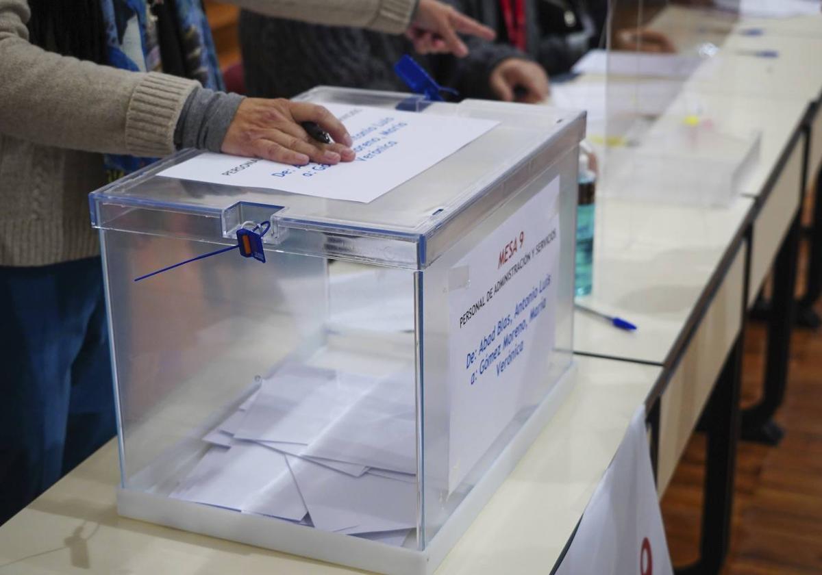 Una urna en las últimas elecciones en la Universidad.