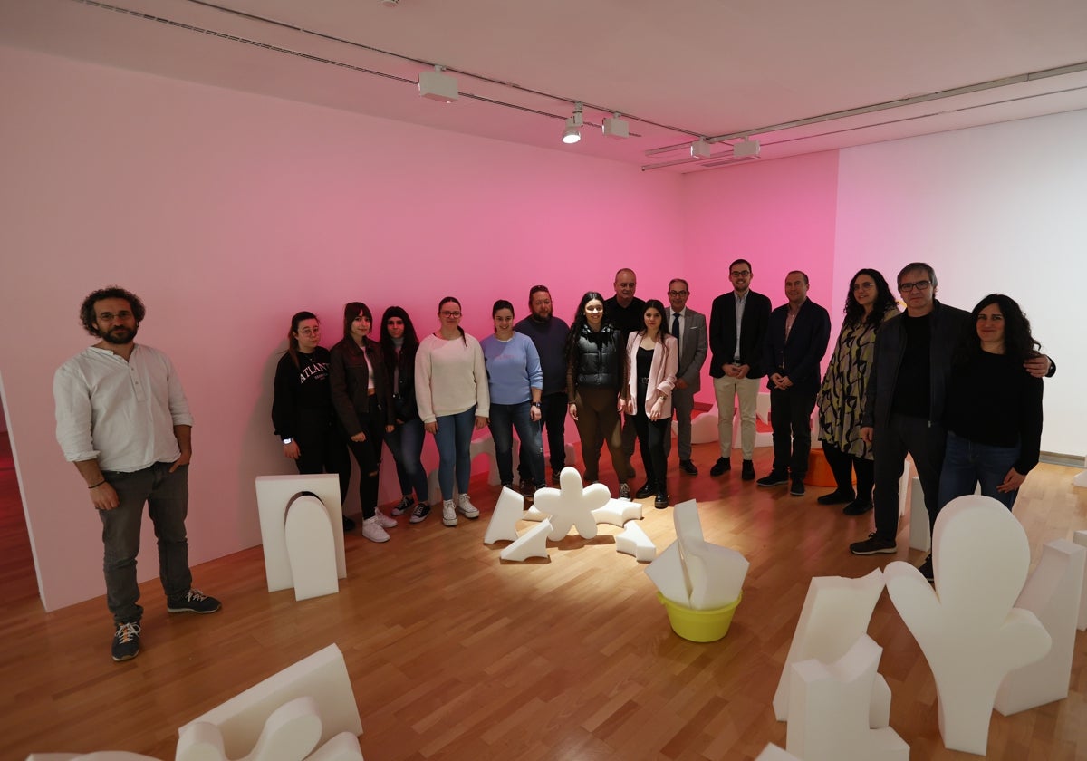 Alumnos y participantes en la exposición del Proyecto 'Miradas': 'Jugar sin tiempo'.