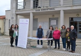 Vecinos e integrantes de la actividad en la Plaza Mayor