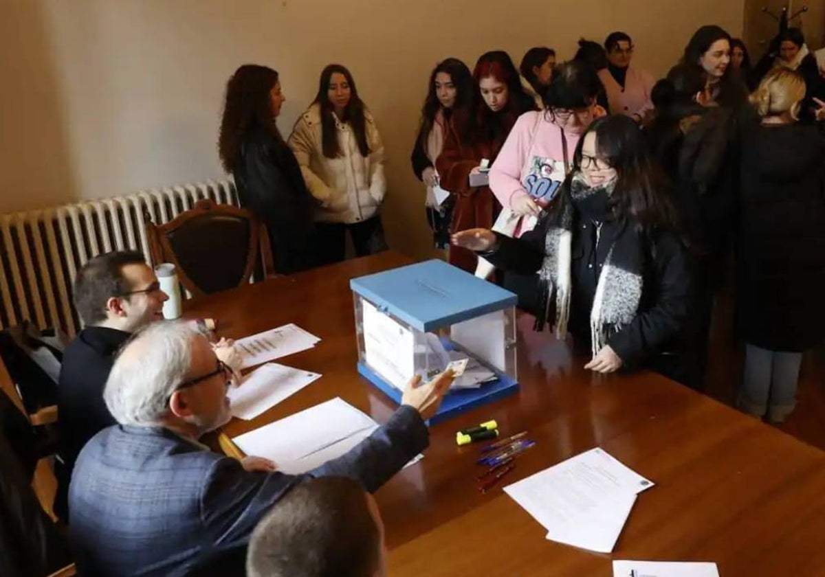 Momento de la votación al Claustro en noviembre de 2023.