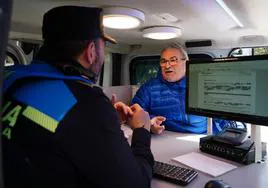 Un agente del programa «Policía en el Barrio» atiende a un vecino dentro de su ruta.