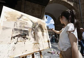 Una artista elabora su obra a las puertas de la Plaza Mayor en la pasada edición.
