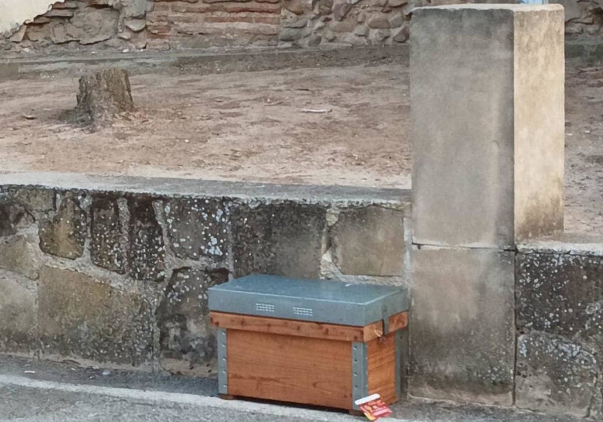 Colmena colocada a los pies de la iglesia para retirar las abejas.