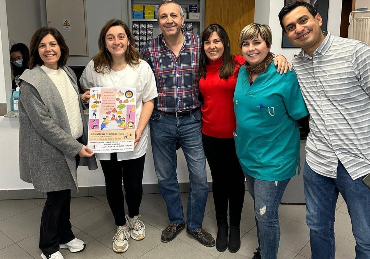 La edil Marisol García, junto al equipo de sanitarios de Villamayor de Armuña.