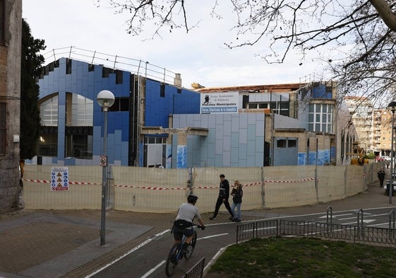 Revestimiento exterior de la piscina climatizada de La Alamedilla.