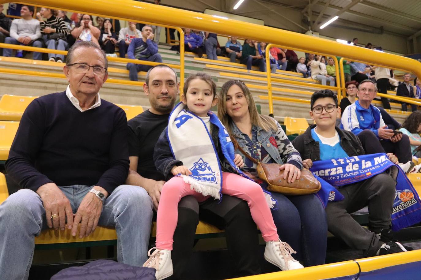 Búscate en la grada del Würzburg en el partido entre Perfumerías Avenida y el Barça