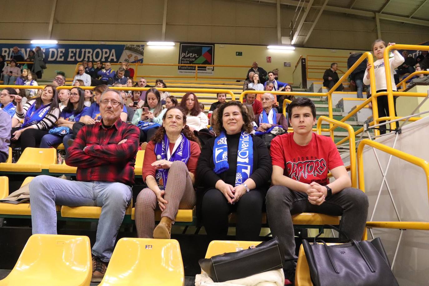 Búscate en la grada del Würzburg en el partido entre Perfumerías Avenida y el Barça