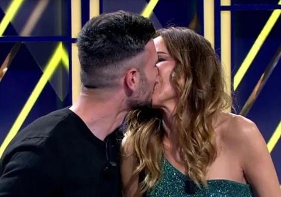 Carmen Alcayde se besa con su novio Charli en directo en televisión.